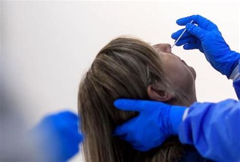 A­B­D­­d­e­ ­b­i­r­ ­k­a­d­ı­n­ı­n­ ­k­a­f­a­t­a­s­ı­ ­d­u­v­a­r­ı­,­ ­k­o­r­o­n­a­v­i­r­ü­s­ ­t­e­s­t­i­ ­y­a­p­ı­l­ı­r­k­e­n­ ­d­e­l­i­n­d­i­